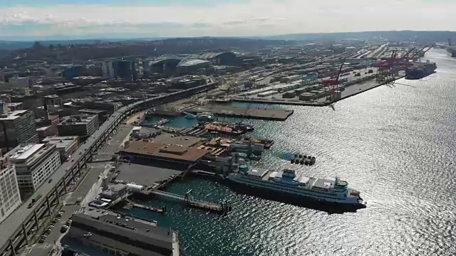 uav Shot Up and Over the Waterfront and Great Faris Wheel in Seattle, Washington and Panning Up to Reveal Construction, Stadiums, Clouds, Buildings, Boats, freeway and More in the Distance.无人机在西雅图，华盛顿的海滨和大Faris Wheel上空拍摄。视频素材