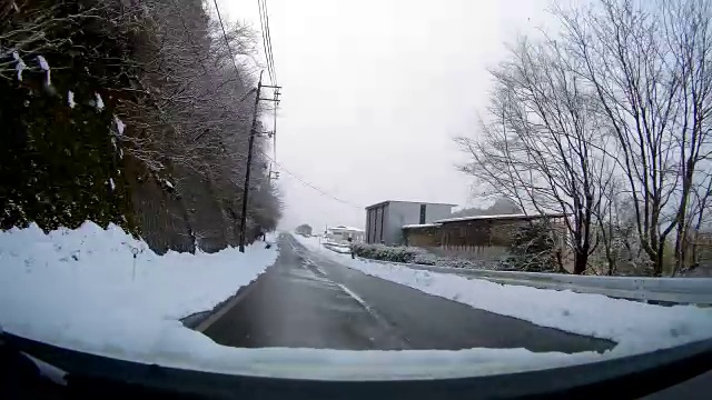 日本鸟取县Misasa 179号公路，冬季雪地里行驶的POV汽车视频素材