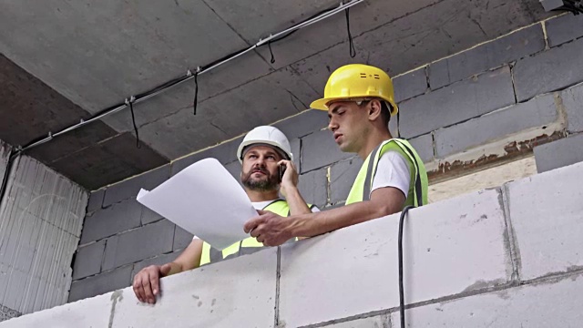 在建筑工地工作的男性工程师视频素材