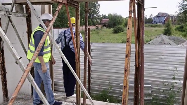 在未来建筑中行走的男工程师视频素材