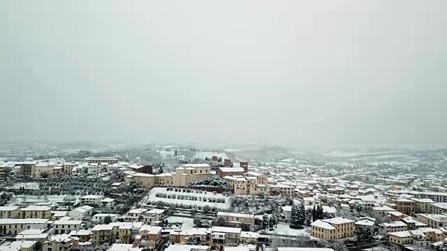 意大利城市鸟瞰图上的雪视频素材