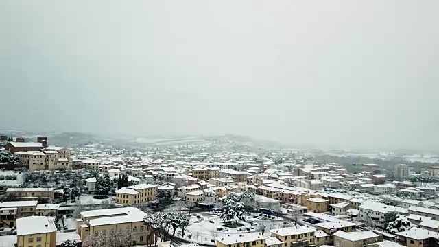 意大利城市鸟瞰图上的雪视频素材