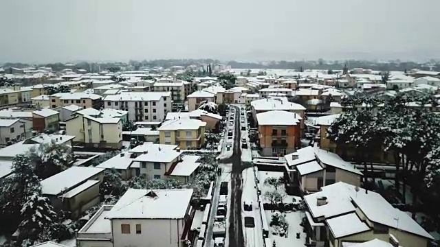 意大利城市鸟瞰图上的雪视频素材