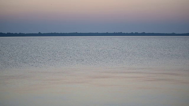 平静的湖面或河流在黄昏与彩色的天空视频素材