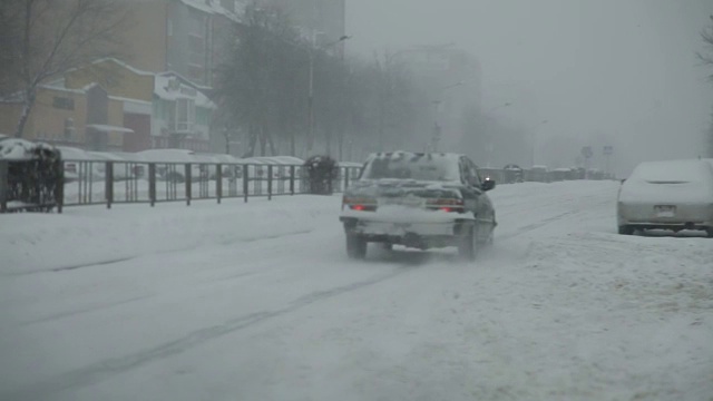 白雪覆盖的城市道路与汽车在雪中视频素材