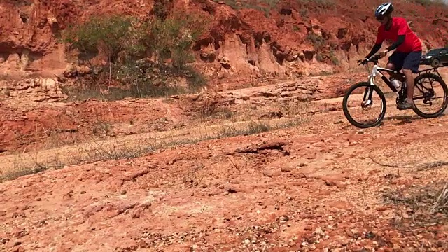 在土路上极限山地自行车视频素材