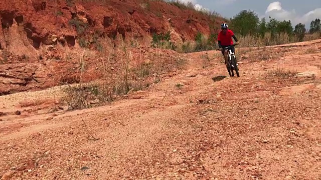 在土路上极限山地自行车视频素材