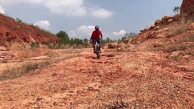 在土路上极限山地自行车视频素材