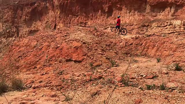 在土路上极限山地自行车视频素材