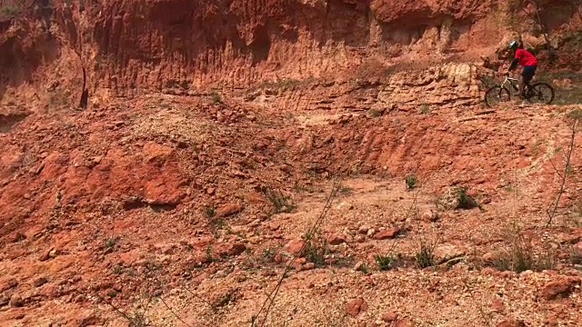 在土路上极限山地自行车视频素材