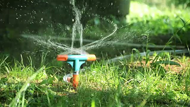 用喷水器浇灌草地视频素材