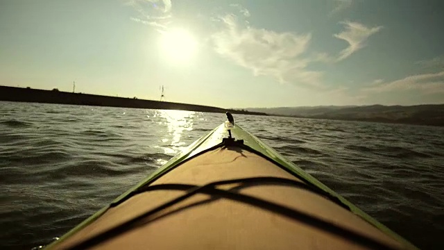 在湖上划皮艇。Kayak的旅行视频素材