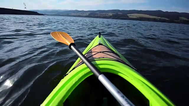 夏天在湖上划皮艇。Kayak特写镜头视频素材