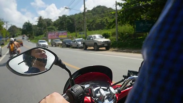 一名男子驾驶摩托车在热带岛屿上慢动作旅行。泰国。1920 x1080视频素材