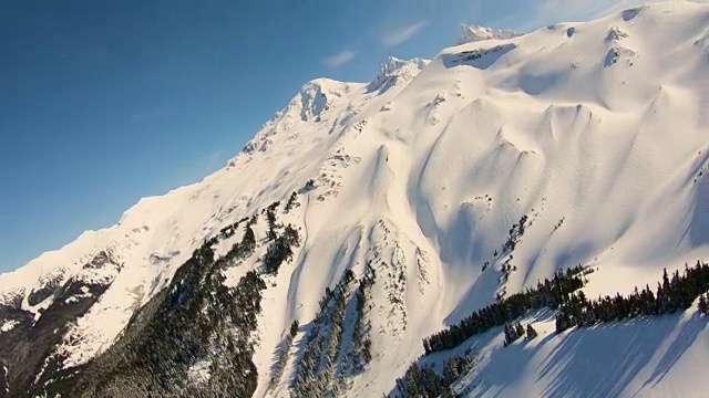 巨大的巨大的雪山空中贝克山史诗般的地形北喀斯喀特山脉晴朗的蓝天视频素材