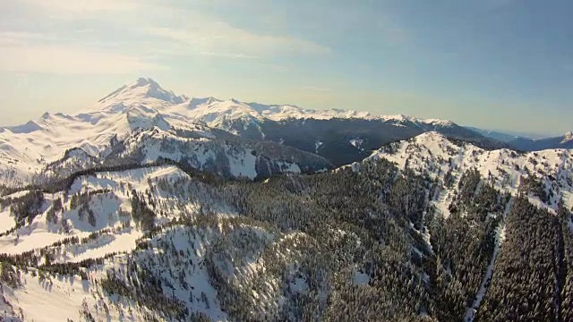 贝克山Backcountry背景视图冬季景观山脉北喀斯喀特山脉空中直升机视角视频素材