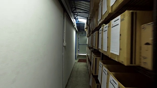 仓库工人检查库存产品视频素材画面2