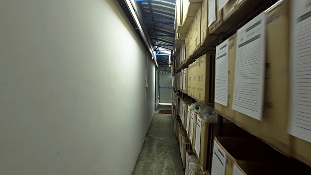 仓库工人检查库存产品视频素材画面3