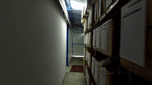 仓库工人检查库存产品视频素材画面4