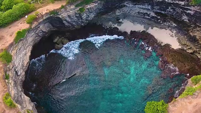 破碎海滩鸟瞰图视频素材