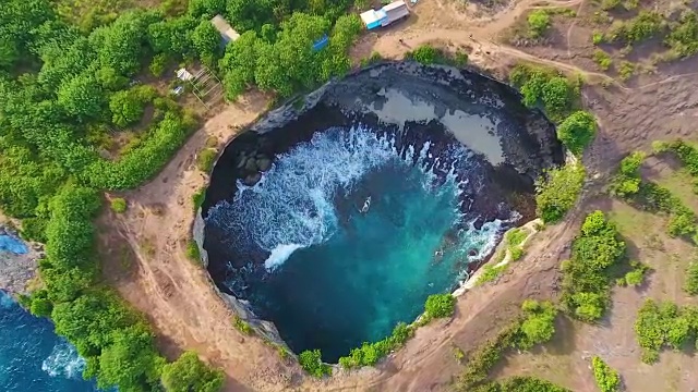 破碎海滩鸟瞰图视频素材