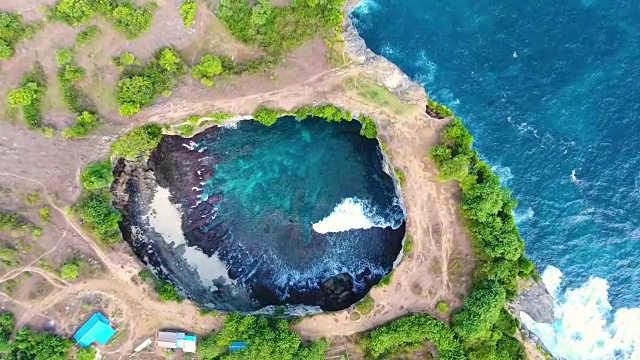 破碎海滩鸟瞰图视频素材