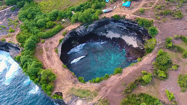 破碎海滩鸟瞰图视频素材