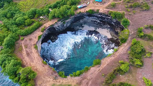 破碎海滩鸟瞰图视频素材