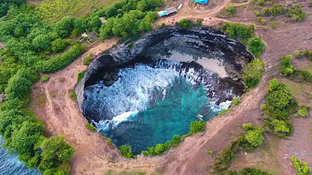 破碎海滩鸟瞰图视频素材