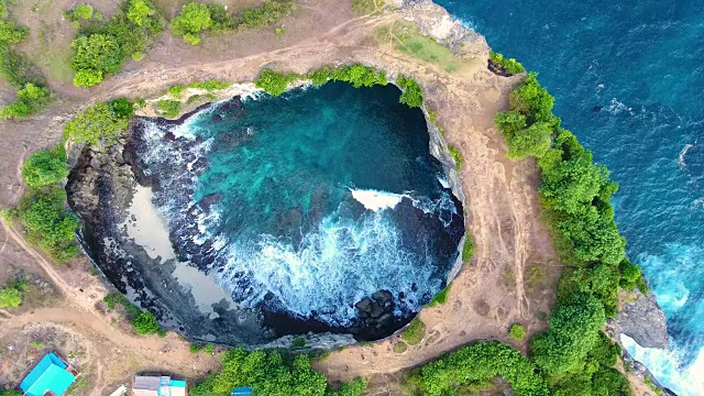 破碎海滩鸟瞰图视频素材