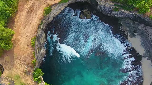 破碎海滩鸟瞰图视频素材