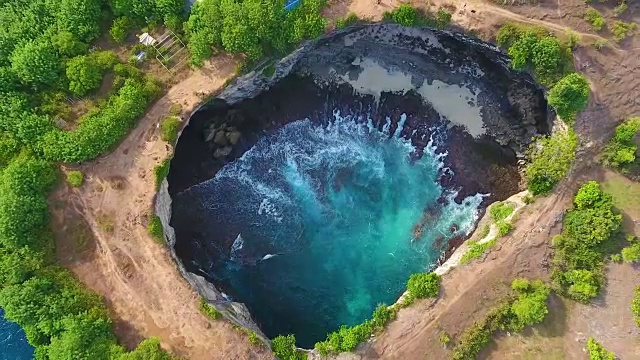 破碎海滩鸟瞰图视频素材