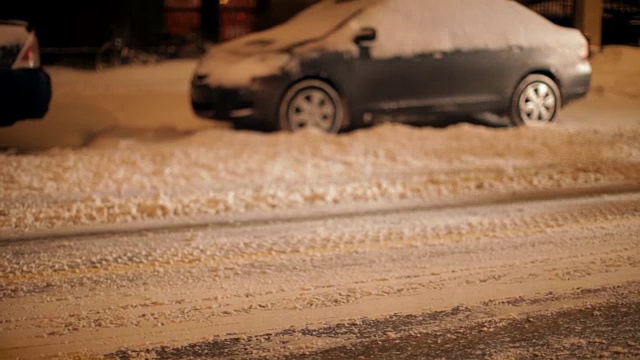 扫雪机将住宅区街道上的积雪铲走视频素材