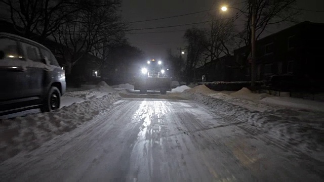 扫雪机在晚上向汽车移动视频素材