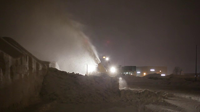 吹雪机在晚上清理街道视频素材