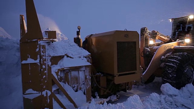 吹雪机清除道路上的积雪视频素材