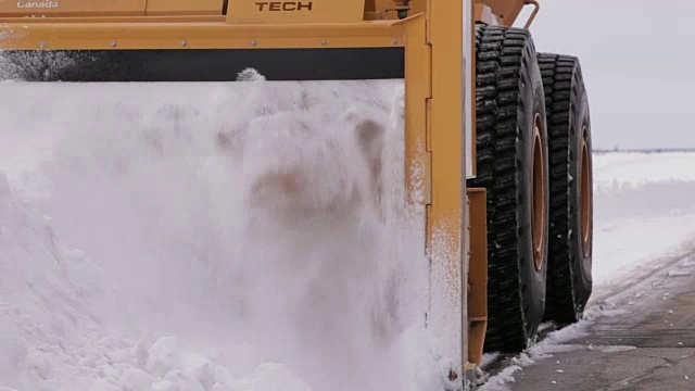 吹雪机清除道路上的积雪视频素材