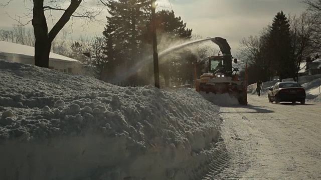 除雪机清除居民区街道上的积雪视频素材