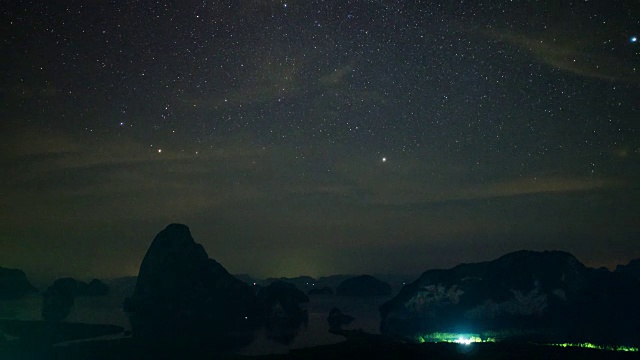 时间流逝视频:森林中的星星和夜空视频素材