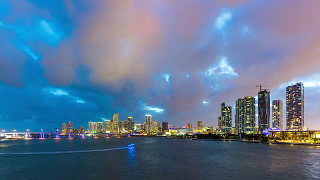 从白天到夜晚的时间流逝，迈阿密比斯坎湾滨水区的市中心，佛罗里达州。美国视频素材