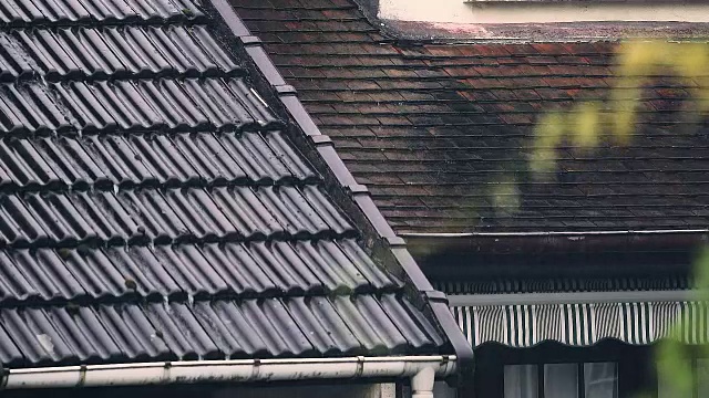 雨水顺着屋顶流下，秋城，心情忧郁，抑郁视频素材