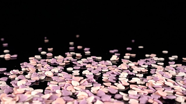 心型粉紫白细雨缓缓落下。视频素材画面1