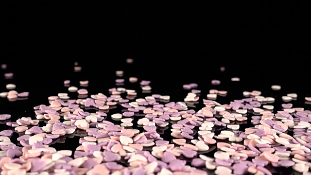 心型粉紫白细雨缓缓落下。视频素材画面3