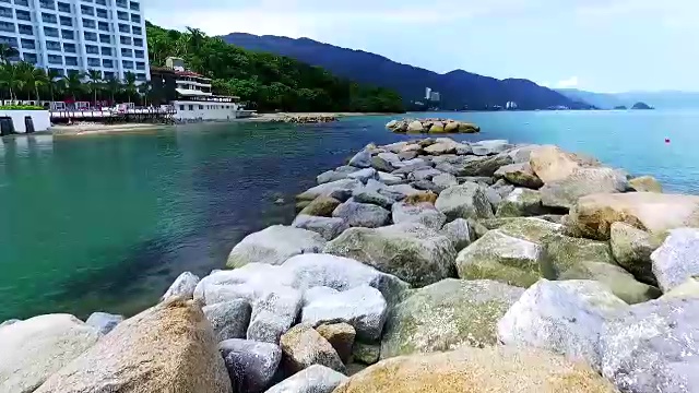 巴亚尔塔港海滩的海湾在海洋中是墨西哥最好的旅游目的地之一视频素材