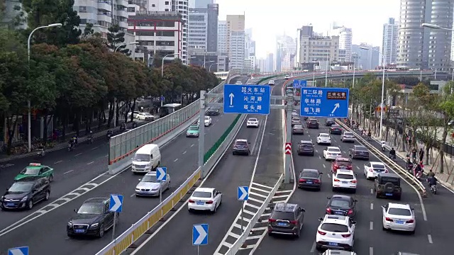 繁忙的交通视频素材画面3