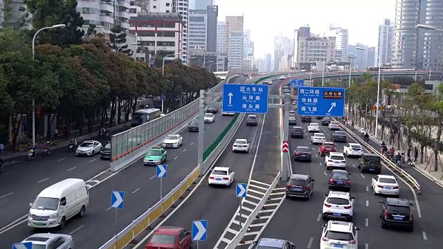 繁忙的交通视频素材画面4
