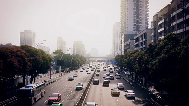 繁忙的交通视频素材画面1