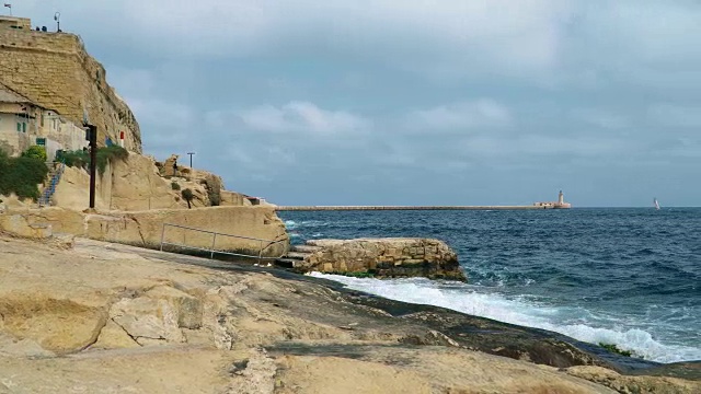 从瓦莱塔海岸眺望地中海、里卡索里堡和马耳他岛。视频素材