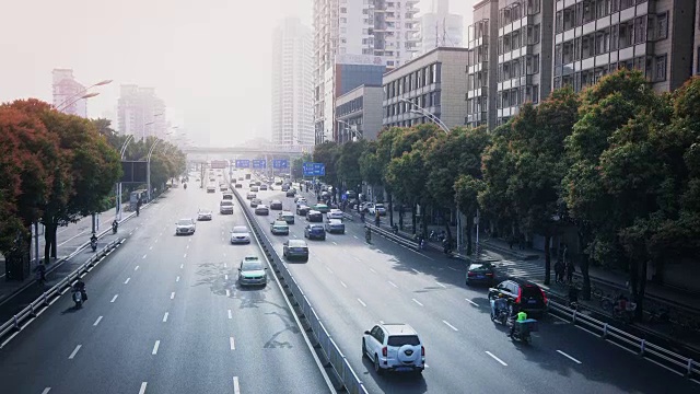 繁忙的交通视频素材画面2