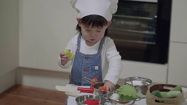 小女孩在家玩食物玩具视频素材